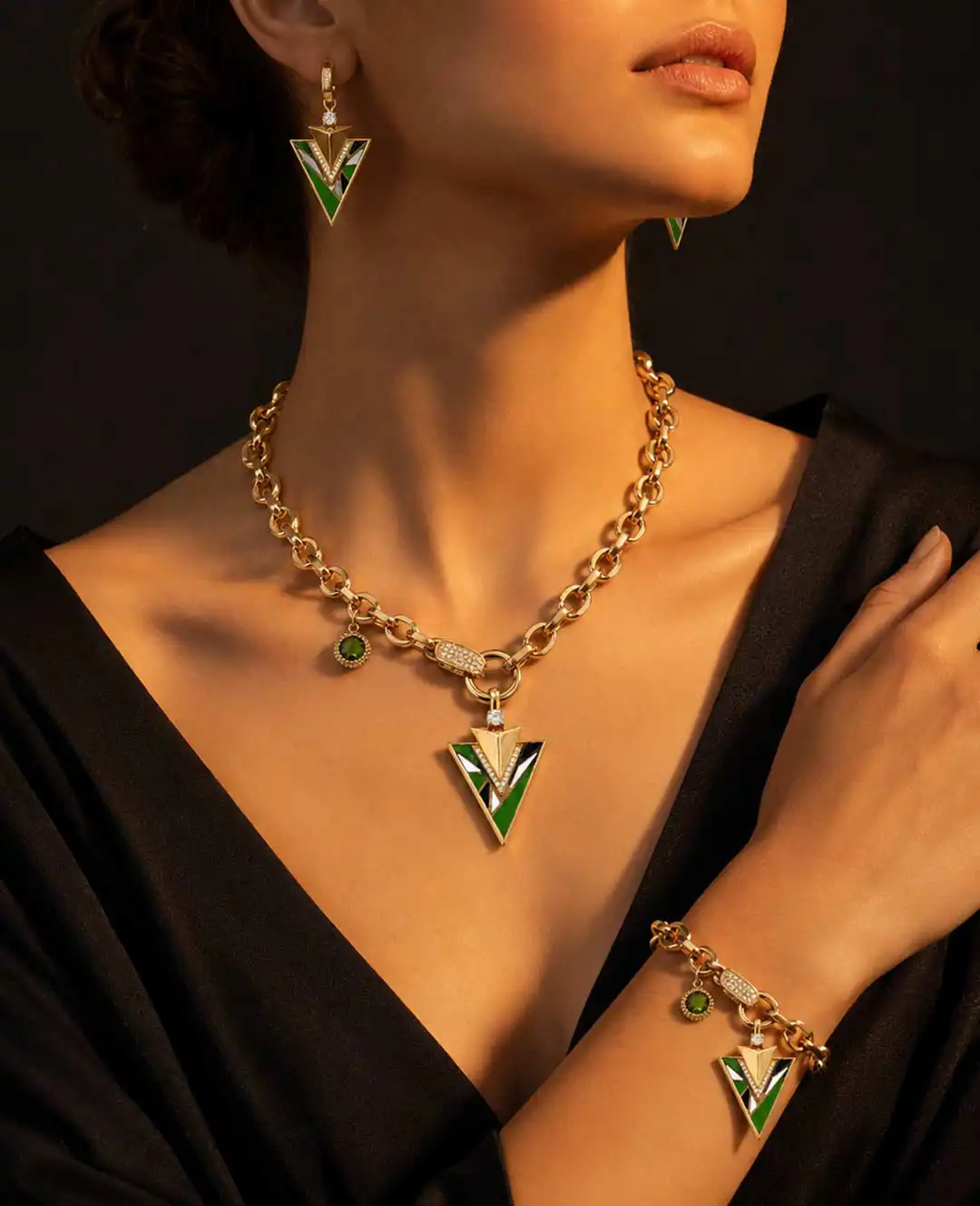 گردنبند طلا سنگ سبز مثلثی